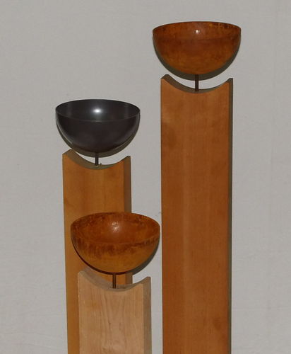 Holzsäule "Botello" in Erle mit Naturrost-Halbkugel; H = 72 cm